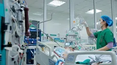 Trung tâm Hồi sức tích cực, Bệnh viện Bệnh Nhiệt đới Trung ương, đang tiếp nhận điều trị cho 4 bệnh nhân cúm A nặng, có bệnh lý nền. Ảnh: Minh Quyết/TTXVN.