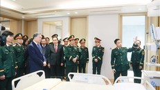 Tổng Bí thư Tô Lâm, Chủ tịch Quốc hội Trần Thanh Mẫn và các đại biểu thăm Viện Bảo vệ, chăm sóc sức khỏe Cán bộ Trung ương (A11) và Viện Lâm sàng các bệnh truyền nhiễm (A4). Ảnh: Thống Nhất/TTXVN.