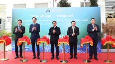 Phó Thủ tướng, Bộ trưởng Ngoại giao Bùi Thanh Sơn và Tổng Thư ký ASEAN Kao Kim Hourn cắt băng khai mạc Triển lãm. Ảnh: VGP/Hải Minh.