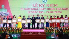 Thủ tướng Phạm Minh Chính trao Danh hiệu Thầy thuốc ưu tú cho các cá nhân có thành tích trong sự nghiệp bảo vệ, chăm sóc và nâng cao sức khoẻ nhân dân. Ảnh: Dương Giang/TTXVN.