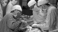 Giáo sư Tôn Thất Tùng nổi tiếng thế giới và Việt Nam trong lĩnh vực gan và phẫu thuật gan. Ảnh: Nguyễn Chính/TTXVN.