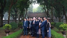 Thủ tướng Phạm Minh Chính và Thủ tướng New Zealand Christopher Luxon thăm Văn Miếu - Quốc Tử Giám (Hà Nội). Ảnh: Dương Giang/TTXVN.