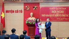 Đồng chí Vũ Đại Thắng – Uỷ viên TW Đảng, Bí thư Tỉnh uỷ trao Quyết định và tặng hoa chúc mừng đồng chí Lê Ngọc Hân - Tân Bí thư Huyện ủy Cô Tô.