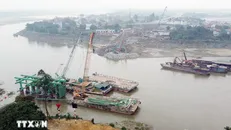 Các đơn vị thi công thực hiện nhiệm vụ xây dựng cầu Phong Châu mới. Ảnh: Tạ Toàn/TTXVN