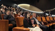 Đạo diễn Dương Diệu Linh và Chủ tịch MPA Charles Rivkin tại sự kiện. Ảnh: Kiều Trang/PV TTXVN tại Mỹ