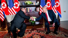 Tổng thống Mỹ Donald Trump (phải) và nhà lãnh đạo Triều Tiên Kim Jong-un.