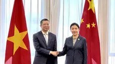 Đại sứ Việt Nam tại Trung Quốc Phạm Thanh Bình (trái) chào xã giao Bộ trưởng Bộ Tư pháp Trung Quốc Hạ Vinh nhân dịp bắt đầu nhiệm kỳ công tác tại Trung Quốc. Ảnh: TTXVN phát.