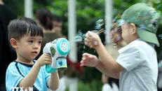 Các bạn nhỏ vui đùa tại phố đi bộ hồ Hoàn Kiếm. Ảnh: Quốc Khánh/TTXVN.