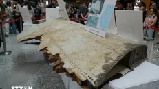 Một phần của cánh máy bay MH 370 được bày. Ảnh: Hằng Linh/TTXVN.