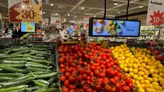 Người dân mua hàng tại siêu thị ở Stockholm, Thụy Điển. Ảnh: THX/TTXVN