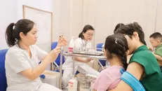 Tiêm vaccine phòng sởi cho gần 1.000 trẻ từ một đến năm tuổi chưa tiêm đủ mũi hoặc chưa tiêm vaccine phòng sởi tại Quận Hoàn Kiếm. Ảnh: Minh Quyết/TTXVN