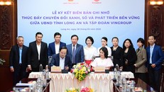 Đại diện UBND tỉnh Long An và đại diện Tập đoàn Vingroup ký biên bản ghi nhớ hợp tác toàn diện.