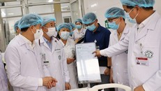 Đoàn công tác kiểm tra công tác sàng lọc, phân luồng, thu dung điều trị bệnh nhân sởi trẻ em và người lớn tại Viện Y học Nhiệt đới (Bệnh viện Bạch Mai). Ảnh: TTXVN.