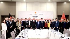 Phó Thủ tướng Thường trực Chính phủ Nguyễn Hòa Bình với một số đại diện doanh nghiệp Đức tại buổi Tọa đàm phát triển trung tâm tài chính tại Việt Nam.