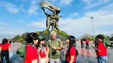 Du khách tham quan tại Tượng đài chiến thắng Điện Biên Phủ. Tượng đài này bằng đồng, được xây dựng trong dịp kỷ niệm 50 năm Chiến thắng Điện Biên Phủ. Ảnh: Hoàng Tuyết/TTXVN.