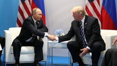 Tổng thống Nga Vladimir Putin (trái) và người đồng cấp Mỹ Donald Trump trong một cuộc gặp hồi năm 2017.