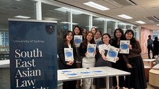 Nữ sinh Bùi Vũ Yến Nhi, Chủ tịch SEALS cùng các thành viên trong đội ngũ trong buổi ra mắt ấn phẩm.