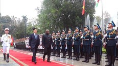 Chủ tịch nước Lương Cường và Tổng thống Burundi Évariste Ndayishimiye duyệt Đội danh dự Quân đội Nhân dân Việt Nam. Ảnh: Lâm Khánh/TTXVN.