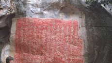 Sở Văn hóa thể thao và Du lịch tỉnh Nghệ An phối hợp với các chuyên gia đến từ Bảo tàng Mỹ thuật Việt Nam và Viện Trần Nhân Tông tiến hành công tác rập thác bản văn bia Ma Nhai. Ảnh: TTXVN.