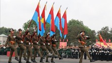 Khối lực lượng vũ trang hợp luyện diễu binh qua lễ đài. Ảnh: Sỹ Tuyên/TTXVN.