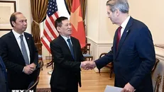 Phó Thủ tướng Hồ Đức Phớc trao đổi với Bộ trưởng Tài chính Hoa Kỳ Scott Bessent. Ảnh: TTXVN.