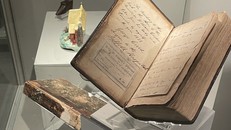 Cuốn sách bọc da người được trưng bày trong bảo tàng tại Anh