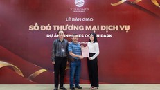 Lễ bàn giao sổ đỏ thương mại dịch vụ Vinhomes Ocean Park với sự tham dự của khách hàng và ngân hàng cho vay vốn.