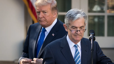 Tổng thống Trump trong nhiệm kỳ đầu và ông Powell (phải).