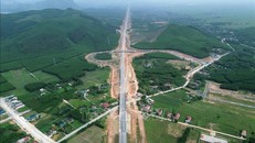 Cao tốc Bùng - Vạn Ninh sẵn sàng thông xe toàn tuyến dịp Thống nhất đất nước. Ảnh: Quốc Khánh/TTXVN.