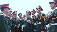 Đại tướng Nguyễn Tân Cương, Ủy viên Trung ương Đảng, Tổng Tham mưu trưởng QĐND Việt Nam, Thứ trưởng Bộ Quốc phòng kiểm tra khối duyệt binh. Ảnh: TTXVN.