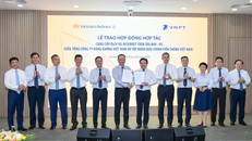 Tổng Giám đốc Tập đoàn VNPT Huỳnh Quang Liêm và Tổng Giám đốc Vietnam Airlines Lê Hồng Hà cùng trao hợp đồng hợp tác trước sự chứng kiến của quan khách hai bên.