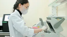Nhân viên y tế làm xét nghiệm PCR. Ảnh minh họa: Minh Quyết/TTXVN.