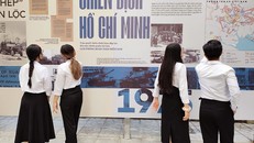 Các bạn trẻ, học sinh và sinh viên đang tham quan tại không gian triển lãm "Non sông liền một dải".