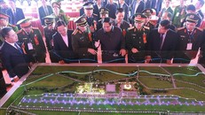 Thủ tướng Phạm Minh Chính tham quan mô hình Dự án xây dựng sân bay Gia Bình. Ảnh: Dương Giang/TTXVN.