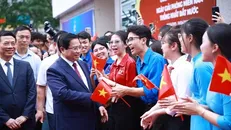 Thủ tướng Phạm Minh Chính với sinh viên tham dự Lễ phát động Phong trào “Cả nước thi đua đổi mới sáng tạo và chuyển đổi số” tại Hà Nội sáng 24/4/2025. Ảnh: Dương Giang/TTXVN.