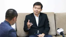 Tiến sỹ Chheang Vannarith - Phó Tổng Thư ký, Trưởng nhóm Cố vấn Quốc hội Vương quốc Campuchia - trả lời phỏng vấn phóng viên TTXVN. Ảnh: Quang Anh/TTXVN.