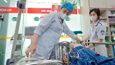 Hoạt động cấp cứu cho bệnh nhân nặng tại Trung tâm Cấp cứu A9, Bệnh viện Bạch Mai. Ảnh: Minh Quyết/TTXVN