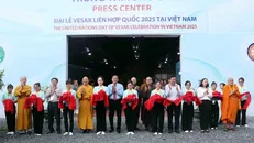 Cắt băng khánh thành Trung tâm Báo chí phục vụ Đại lễ Vesak Liên hợp quốc 2025. Ảnh: Xuân Khu/TTXVN