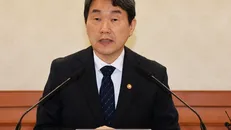 Quyền Tổng thống Hàn Quốc mới được bổ nhiệm Lee Ju-ho phát biểu trong cuộc họp khẩn của Hội đồng An ninh quốc gia ở Seoul, ngày 2/5/2025. Ảnh: Yonhap/TTXVN.