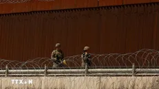 Lực lượng biên phòng Mỹ gác tại khu vực bức tường biên giới với Mexico. Ảnh: Reuters/TTXVN.