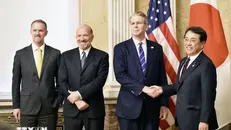 Bộ trưởng Tài chính Mỹ Scott Bessent (thứ 2, phải) và Bộ trưởng Tái thiết Kinh tế Nhật Bản Ryosei Akazawa (phải) tại cuộc đàm phán ở Washington, DC, Mỹ, ngày 1/5. Ảnh: Kyodo/TTXVN