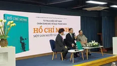 Tiến sỹ Chu Đức Tính, nguyên Giám đốc Bảo tàng Hồ Chí Minh (giữa) chia sẻ nhận định về cuốn sách. Ảnh: Vietnam+