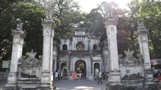 Đền Quán Thánh xây dựng vào những năm đầu khi vua Lý Thái Tổ dời đô từ Hoa Lư ra Thăng Long. Đền Quán Thánh là một công trình kiến trúc nghệ thuật đặc biệt, lưu giữ nhiều tư liệu quý về nghệ thuật kiến trúc, điêu khắc, tín ngưỡng ở nhiều thời kỳ lịch sử của Việt Nam. Ảnh tư liệu: Vân Chi/TTXVN.