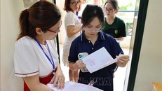 Thí sinh dự tốt nghiệp THPT 2024 tại điểm thi trường THPT Thăng Long, quận Hai Bà Trưng được giám thị gọi vào phòng thi, làm thủ tục. Ảnh minh họa: Thanh Tùng/TTXVN.