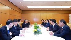 Thủ tướng Phạm Minh Chính gặp Thủ tướng Trung Quốc Lý Cường. Ảnh: Dương Giang/TTXVN.