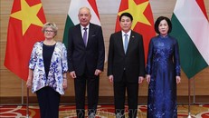 Chủ tịch nước Lương Cường và Phu nhân đón Tổng thống Hungary Sulyok Tamas và Phu nhân dự tiệc chiêu đãi. Ảnh: Lâm Khánh/TTXVN.