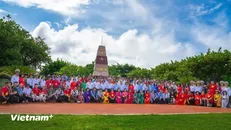 Đoàn công tác trên đảo Trường Sa. Ảnh: Đặng Anh Tâm/TTXVN.