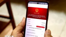 Lấy ý kiến người dân về dự thảo Nghị quyết sửa đổi, bổ sung một số điều của Hiến pháp năm 2013 trên ứng dụng VNeID. Ảnh: Đinh Văn Nhiều/TTXVN.