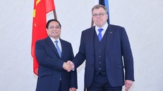 Thủ tướng Phạm Minh Chính và Chủ tịch Quốc hội Estonia Lauri Hussar. Ảnh: VGP/Nhật Bắc.