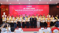 Tôn vinh những người hiến máu tình nguyện tiêu biểu toàn quốc năm 2025. Ảnh: VGP/HM.